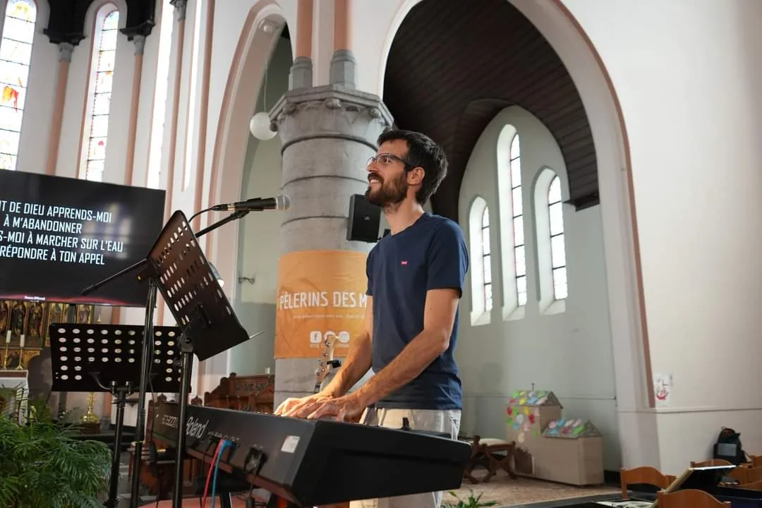 Damien au piano lors d'une animation musicale